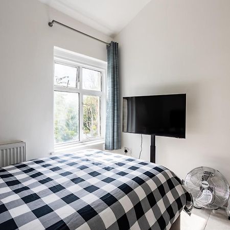 4 Bedroom House With Garden, Parking & 3 Mins Walking Distance From Train Station Лондон Экстерьер фото