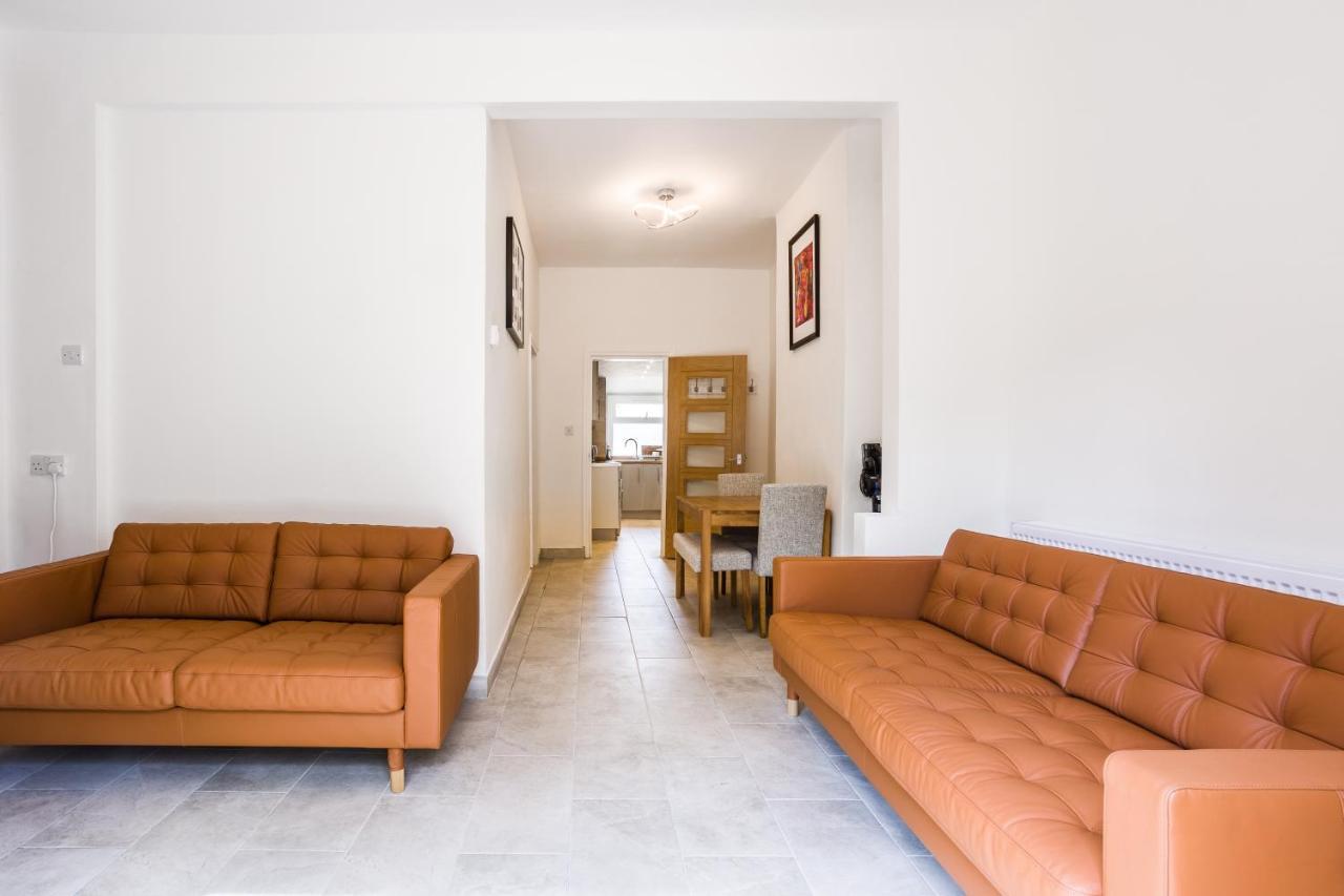 4 Bedroom House With Garden, Parking & 3 Mins Walking Distance From Train Station Лондон Экстерьер фото