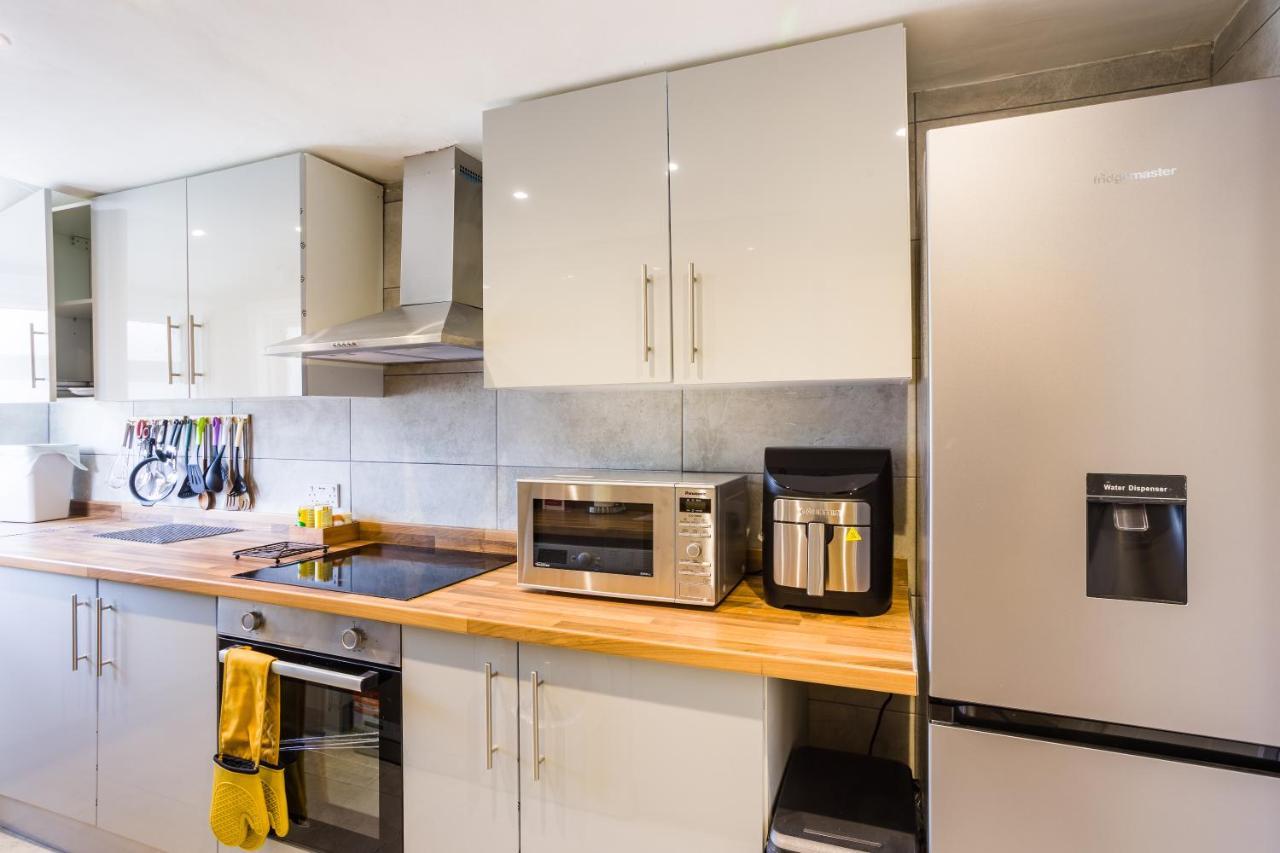 4 Bedroom House With Garden, Parking & 3 Mins Walking Distance From Train Station Лондон Экстерьер фото