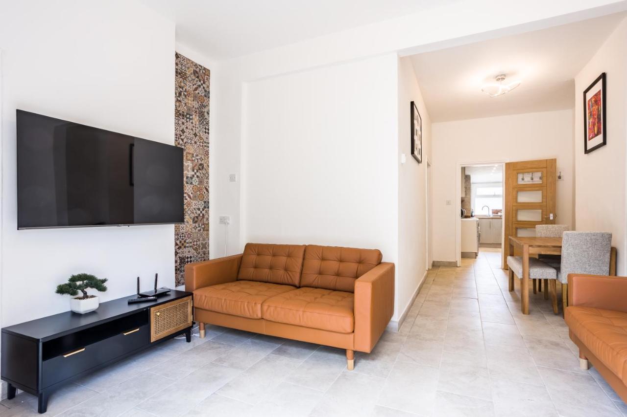4 Bedroom House With Garden, Parking & 3 Mins Walking Distance From Train Station Лондон Экстерьер фото