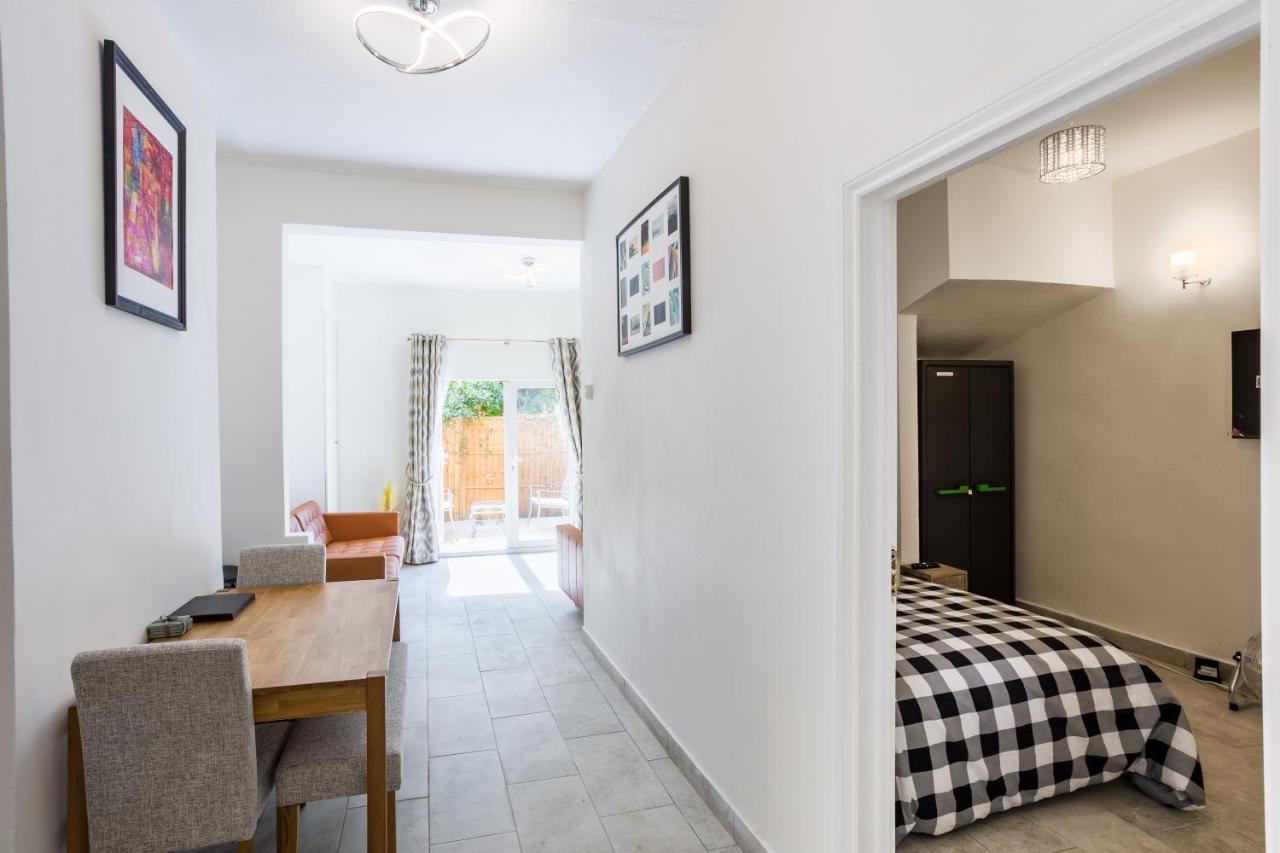 4 Bedroom House With Garden, Parking & 3 Mins Walking Distance From Train Station Лондон Экстерьер фото