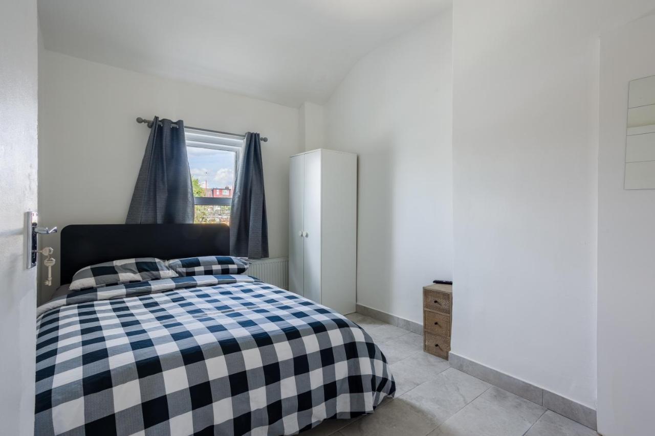 4 Bedroom House With Garden, Parking & 3 Mins Walking Distance From Train Station Лондон Экстерьер фото