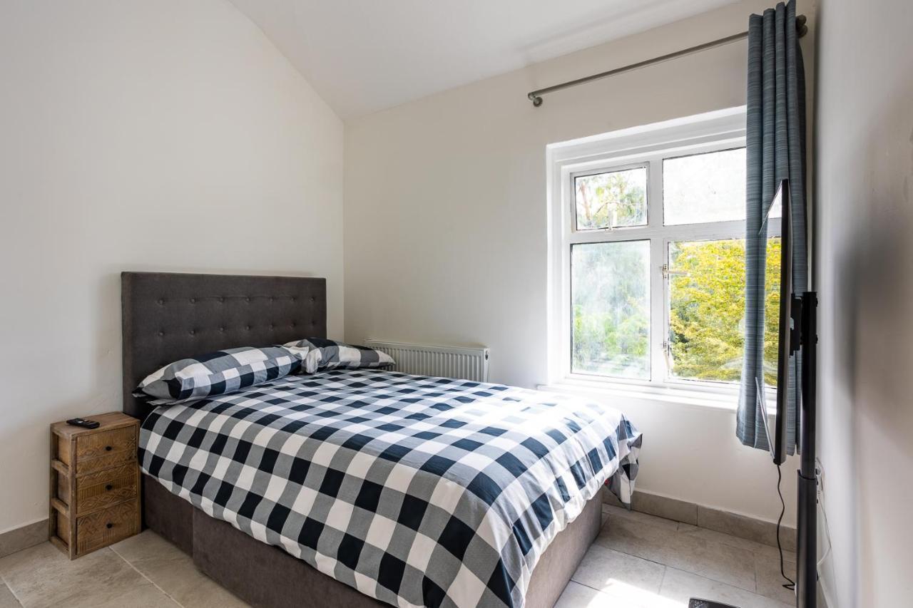 4 Bedroom House With Garden, Parking & 3 Mins Walking Distance From Train Station Лондон Экстерьер фото