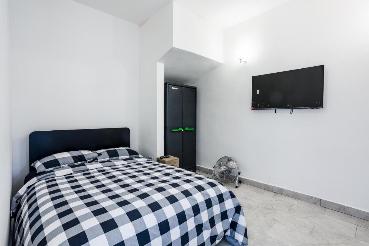 4 Bedroom House With Garden, Parking & 3 Mins Walking Distance From Train Station Лондон Экстерьер фото