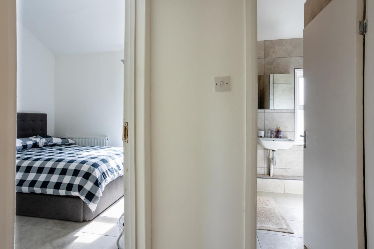 4 Bedroom House With Garden, Parking & 3 Mins Walking Distance From Train Station Лондон Экстерьер фото