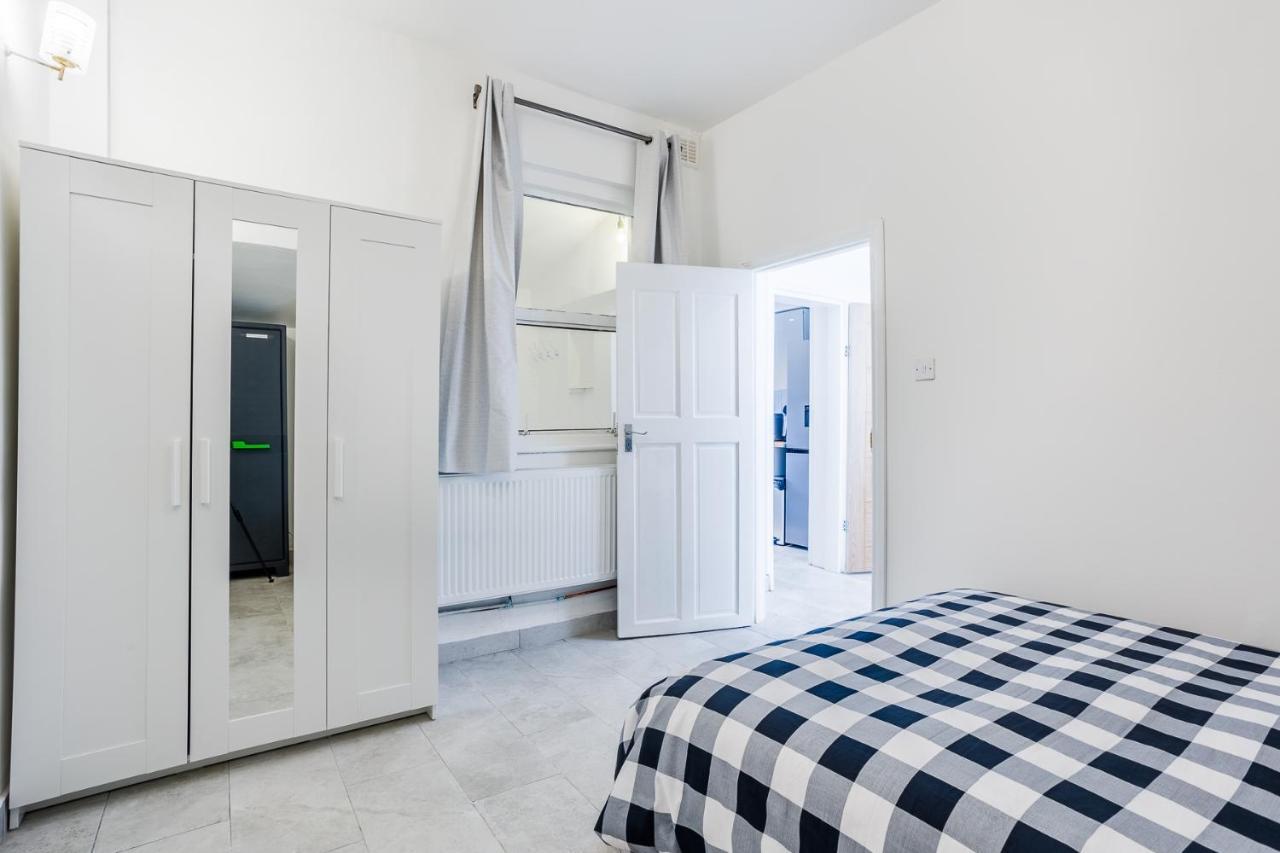 4 Bedroom House With Garden, Parking & 3 Mins Walking Distance From Train Station Лондон Экстерьер фото
